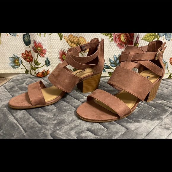 heels - Picture 1 of 4